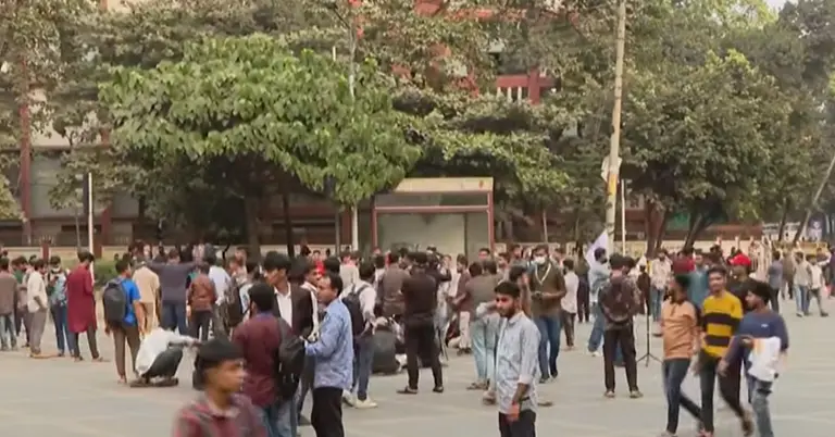 শিক্ষা ভবন মোড় অবরোধ করে রেখেছে শিক্ষার্থীরা